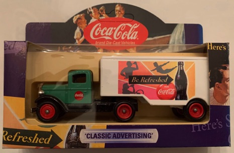 10255-1 € 10,00 coca cola classic advertising truck groen afb mensen ca 7 cm.jpeg